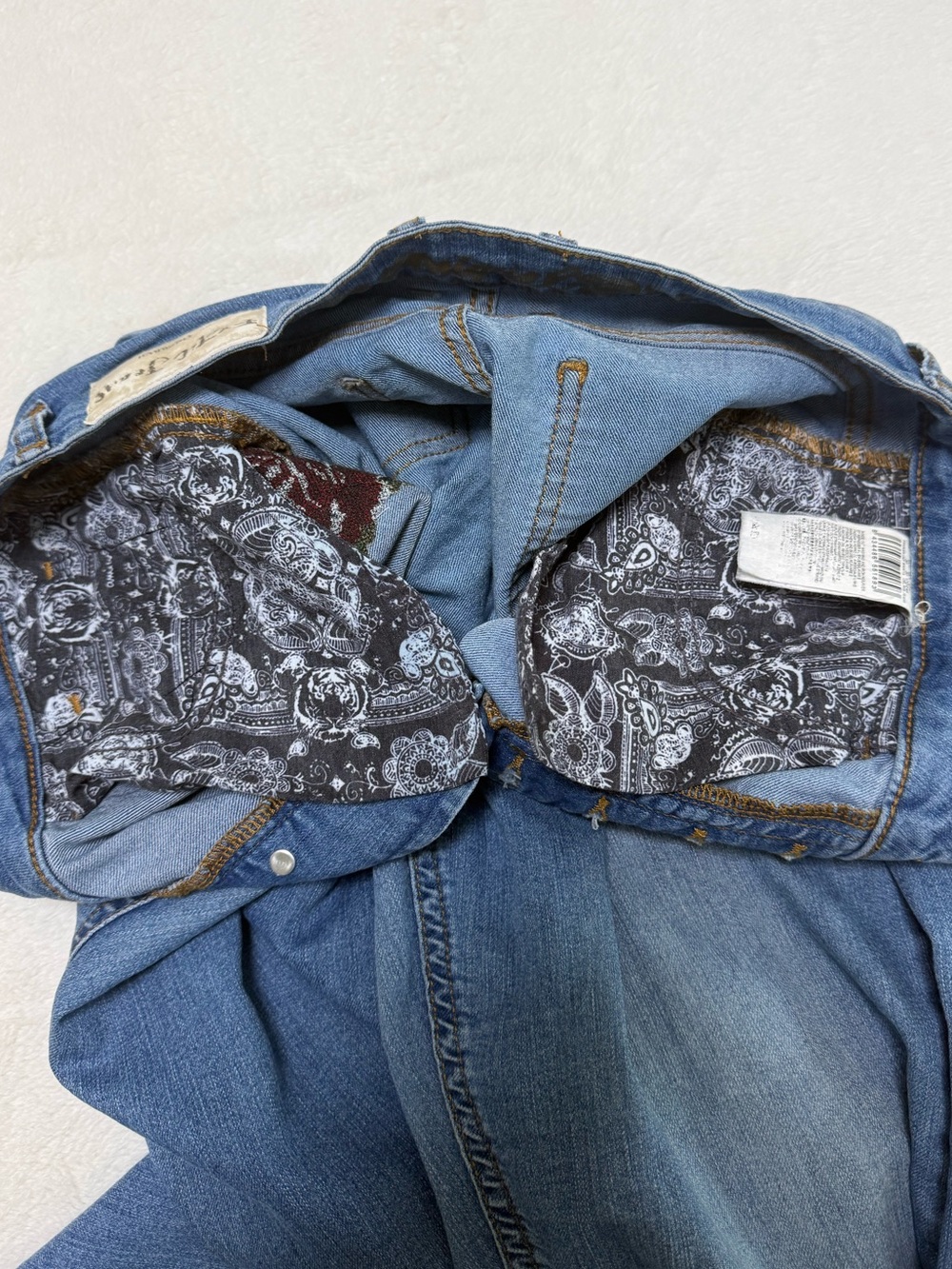 Embroidered Rose High-Rise Womenβs Jeans Blue - Picture 8 of 9